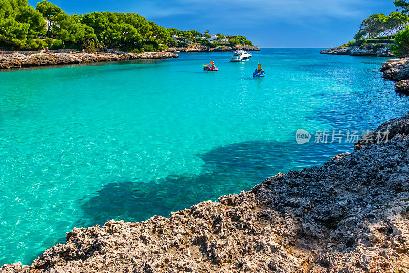 欧洲西班牙巴利阿里群岛马略卡岛东南海岸Cala d'Or的Cala Esmerelda绿宝石水域